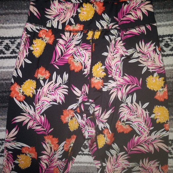 MINKPINK | "MOVE" Floral Leggings Size Medium - Picture 4 of 5